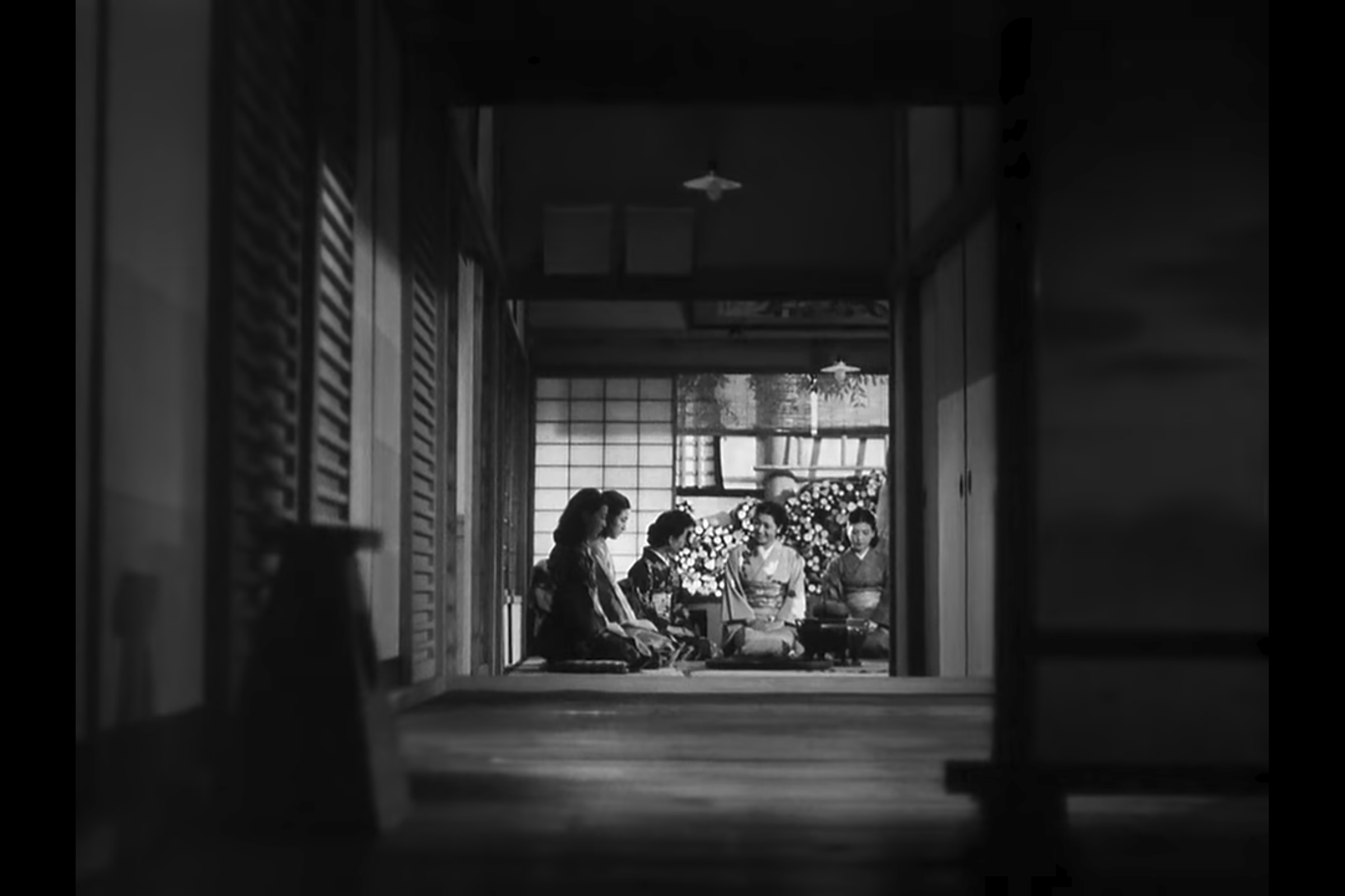 Our Late Spring: Noriko enters the traditional tea ceremony carrying a modern Western-style purse, representing a quiet domestic transition.